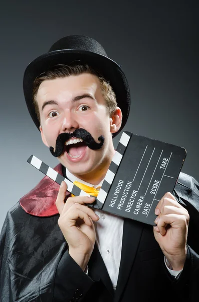 Engraçado homem com filme clapper board — Fotografia de Stock