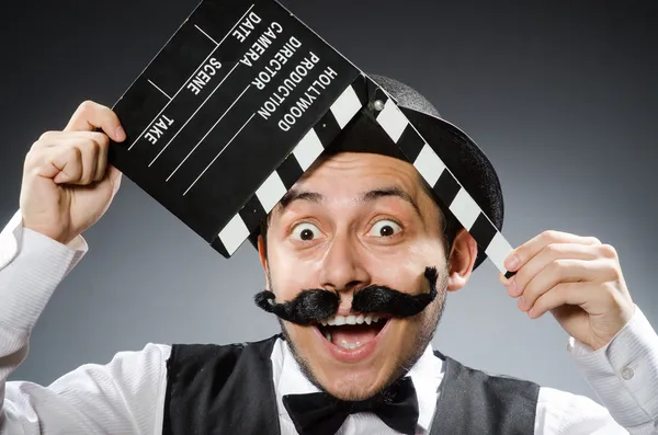 Grappige mens met film klepel board — Stockfoto