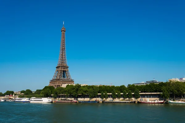 Eiffel-torony fényes nyári napon — Stock Fotó