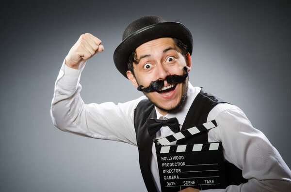 Смешной человек с киношной доской
 