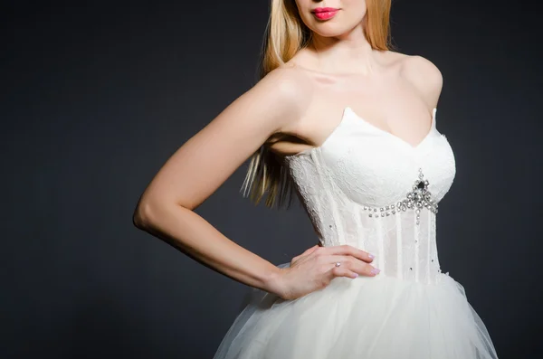 Bruden i vit klänning i studio — Stockfoto