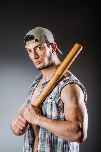 Gewelddadige man met honkbalknuppel en hoed — Stockfoto