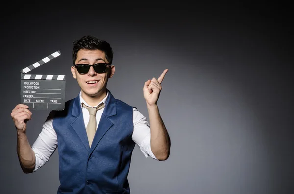 Hombre divertido con el tablero de la película — Foto de Stock