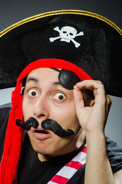 Divertido pirata en el oscuro estudio —  Fotos de Stock