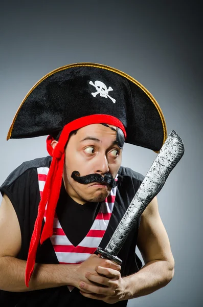 Zabawny pirat w ciemnym studio — Zdjęcie stockowe