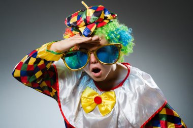 Dev güneş gözlüğü ile komik palyaço