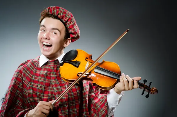 Смешной шотландец со скрипкой — стоковое фото