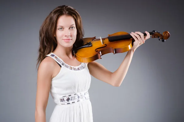 Künstlerin mit Geige im Musikkonzept — Stockfoto