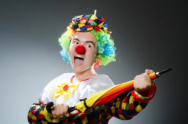 Buffo clown con ombrello colorato — Foto Stock