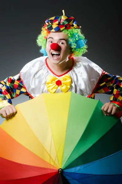 Αστείος κλόουν με πολύχρωμη ομπρέλα — Φωτογραφία Αρχείου