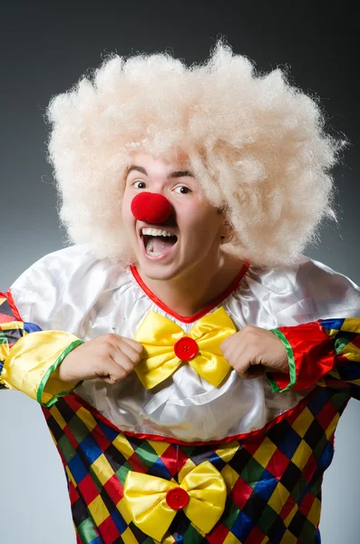 Смішний клоун в студії — стокове фото