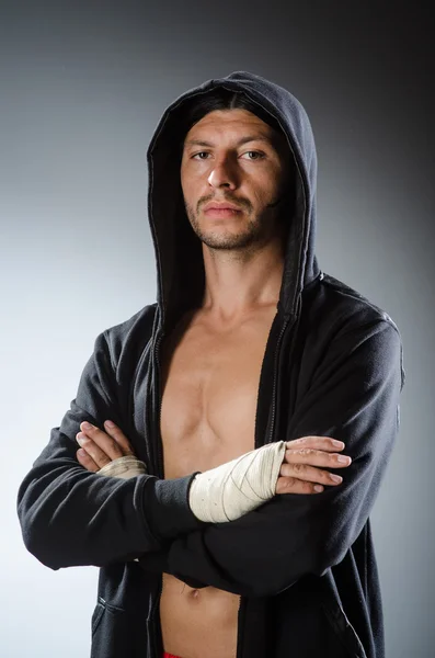 Combattant des arts martiaux à l'entraînement — Photo