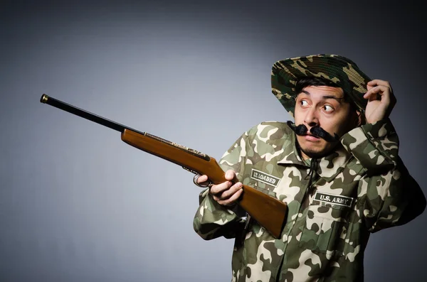 Koyu arka plan karşı komik asker — Stok fotoğraf
