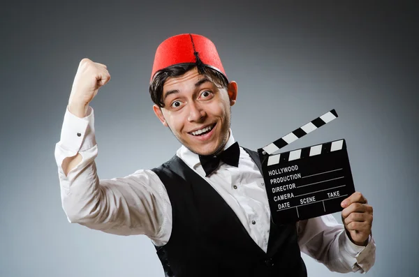 Homme avec panneau de film portant chapeau fez — Photo