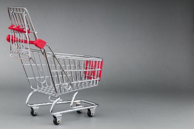 Dikişsiz arka plan üzerinde alışveriş sepeti