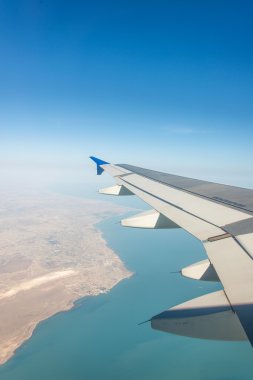 Pencereden uçağın kanadı çıktı.