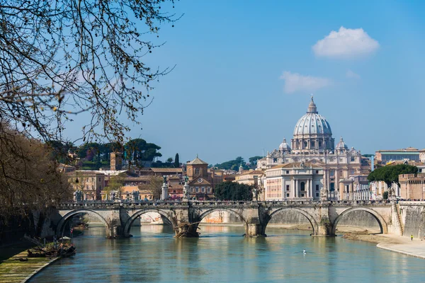 Katedral Santo Petrus di atas sungai Tiber di Roma Italia — Stok Foto