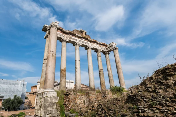 Antigua Roma arruina en brillante día de verano — Foto de Stock