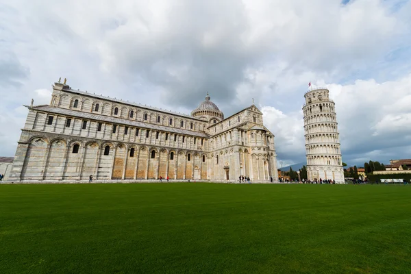 Famosa torre inclinada de Pisa durante o dia de verão — Fotografia de Stock