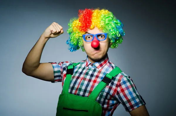 Buffo clown contro il buio sfondo — Foto Stock