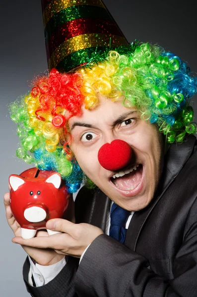 Clown met spaarpot in grappige concept — Stockfoto