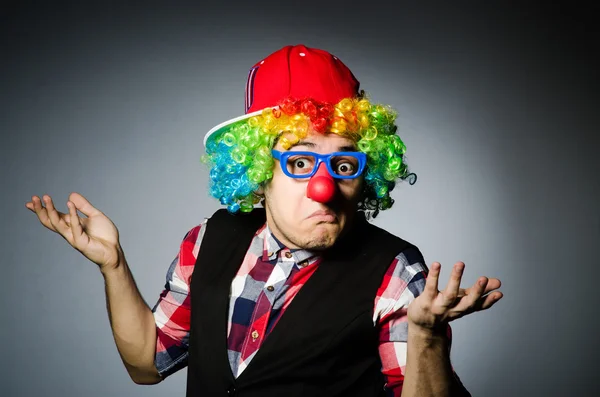 Lustiger Clown vor dunklem Hintergrund — Stockfoto