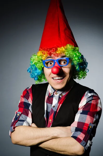 Grappige clown tegen de donkere achtergrond — Stockfoto