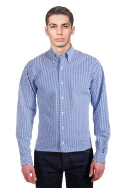 Beyaz gömlekli erkek model.