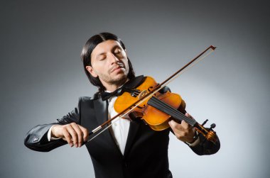 Müzisyen konseptinde keman çalan adam