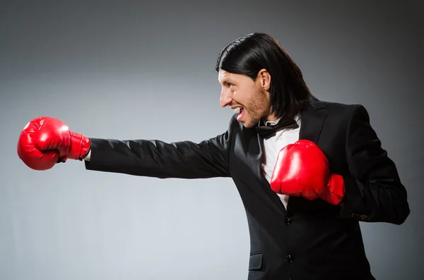 Homem de negócios com luvas de boxe — Fotografia de Stock