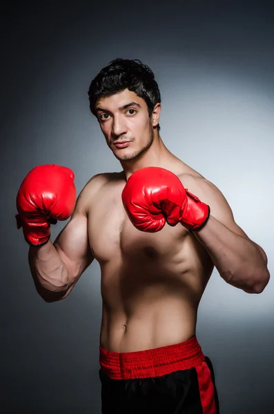 Boxeador muscular con guantes rojos — Foto de Stock