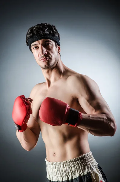 Boxeador muscular con guantes rojos —  Fotos de Stock