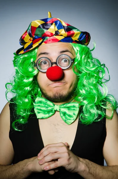 Śmieszny klaun na ciemnym tle — Zdjęcie stockowe