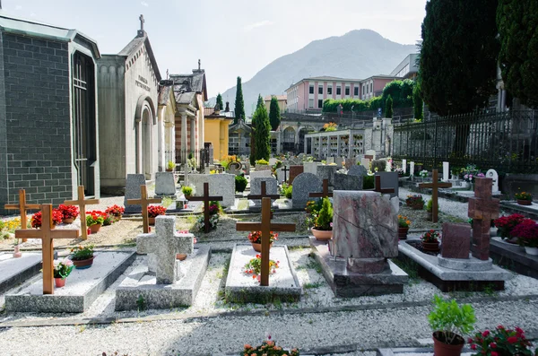 Kleine begraafplaats in Italië op zomerdag — Stockfoto