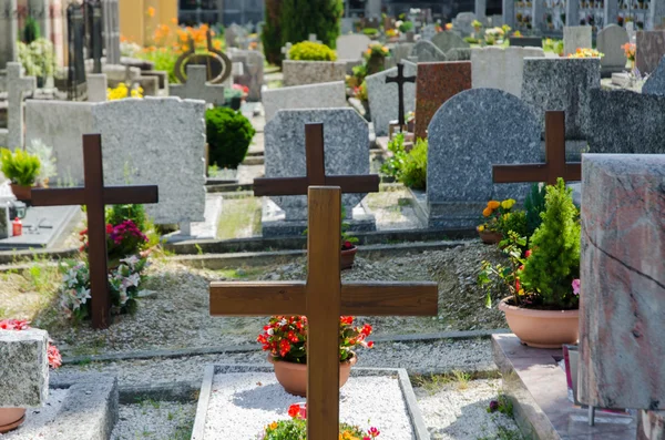 Pequeño cementerio en Italia en el día de verano — Foto de Stock