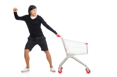 Süpermarket sepeti taşıyan bir adam beyaz üzerinde izole edilmiş.