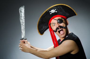 Karanlık stüdyodaki komik korsan.