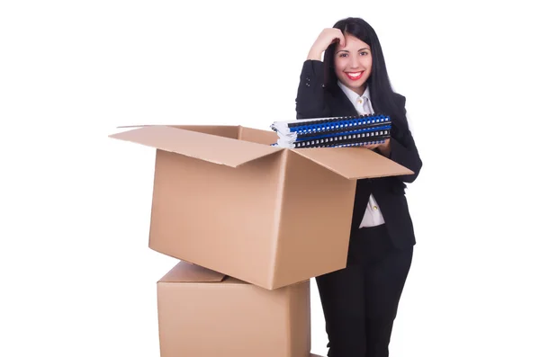 Ung kvinna flytta arbetstillfällen isolerad på vit — Stockfoto