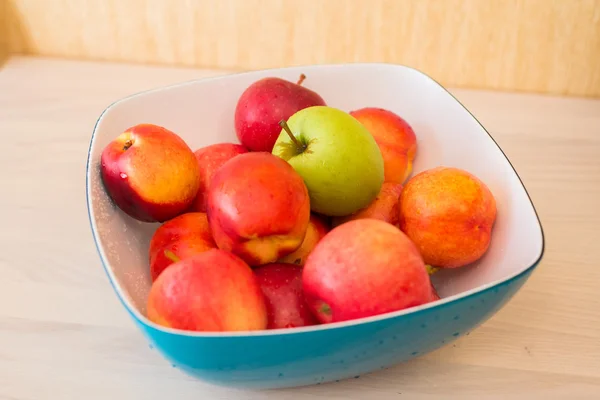 Fruit in de bown op tafel — Stockfoto
