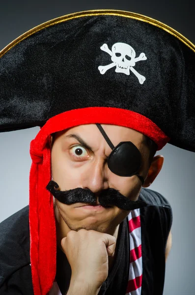 Pirata divertente nello studio buio — Foto Stock