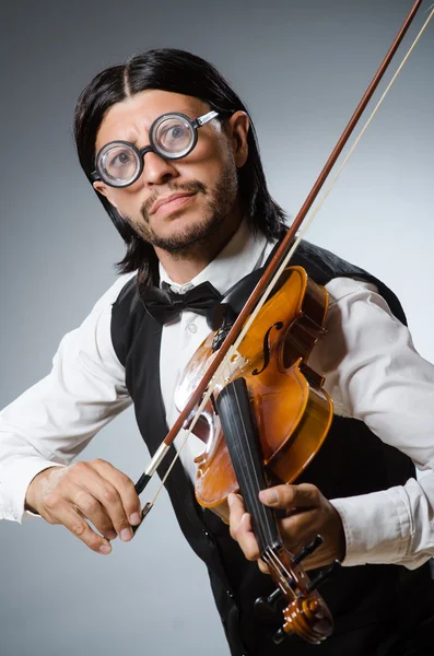 Jogador de violino de violino engraçado no conceito musical — Fotografia de Stock