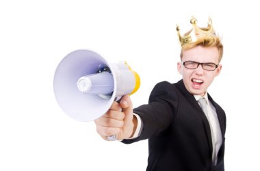 Taçlı ve megafonlu adam beyazın üzerinde izole edilmiş.