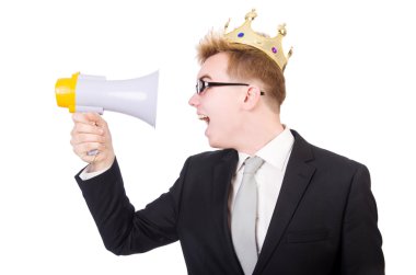 Taçlı ve megafonlu adam beyazın üzerinde izole edilmiş.