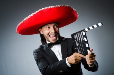 Film tahtası olan Meksikalı adam.