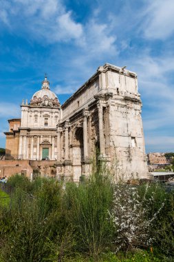Antik Roma ruines'den aydınlık yaz gününde