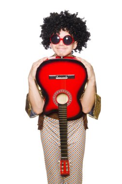 gitar üzerinde beyaz izole olan adam