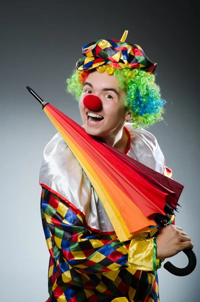 Palhaço engraçado com guarda-chuva colorido — Fotografia de Stock