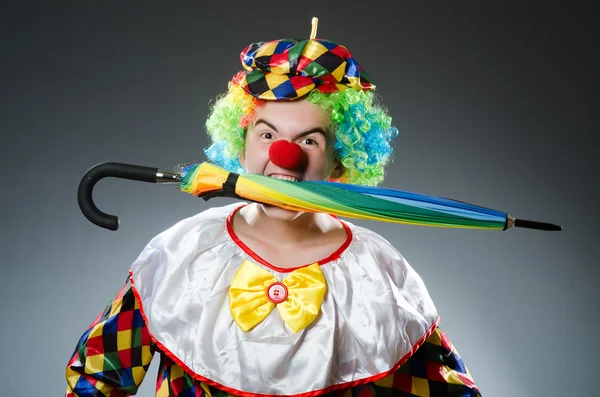 Śmieszny klaun z kolorowym parasolem — Zdjęcie stockowe