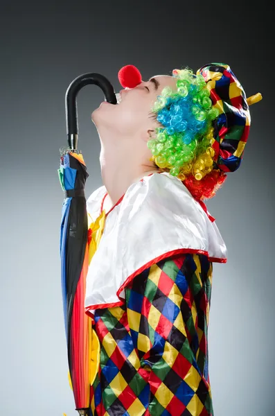 Buffo clown con ombrello colorato — Foto Stock