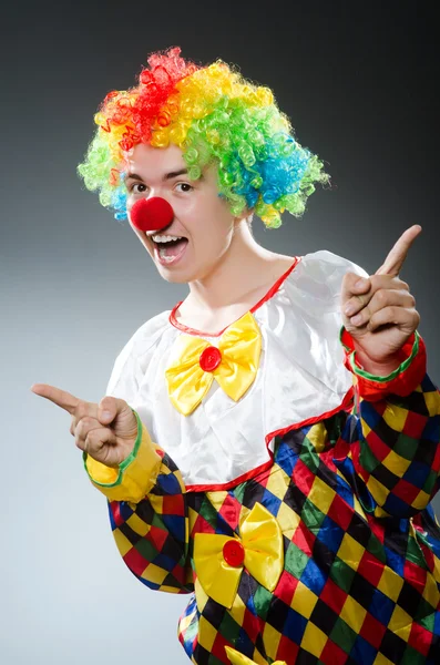 Grappig clown in de studio — Stockfoto